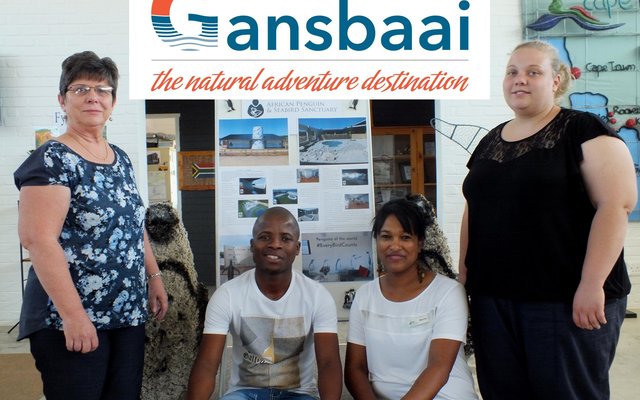 Gansbaai Toerisme se bekwame pesoneel, met vlnr Glenda Kitley (Bestuurder), Ally Msweli, Maureen Valentine en Doulene Els